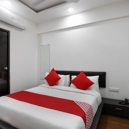 โอโย 40139 โฮเต็ล เปราเดียต Hotel อาเมดาบัด ภายนอก รูปภาพ